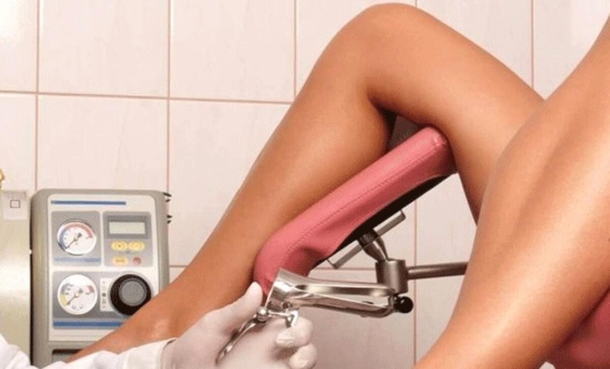 Гинеколог обследует вагину блондинки используя специальные инструменты