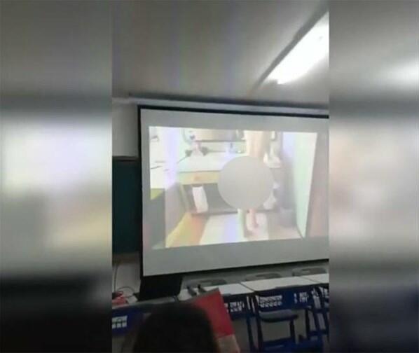 Öğretmen sınıfta yanlışlıkla yetişkin filmi açtı