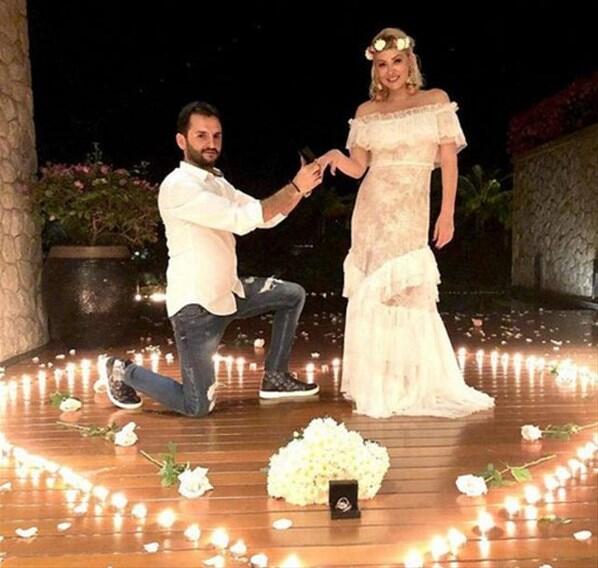 Şarkıcı Aylin Coşkuna romantik evlilik teklifi