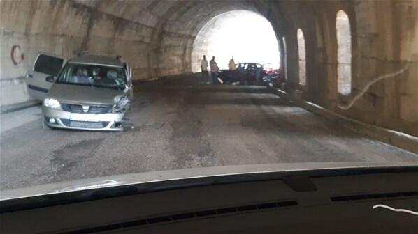 Tuncelide, otomobiller çığ tünelinde çarpıştı: 4 yaralı