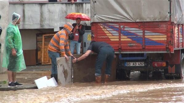 Meteoroloji art arda uyarmıştı Arhavide iki mahalle sular altında kaldı