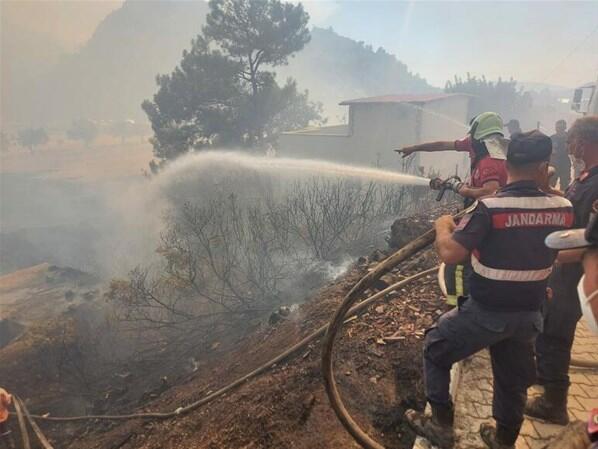Muğlanın Marmaris ilçesinin Hisarönü Mahallesi yangına teslim oldu Bölge halkı evlerini terk ediyor...