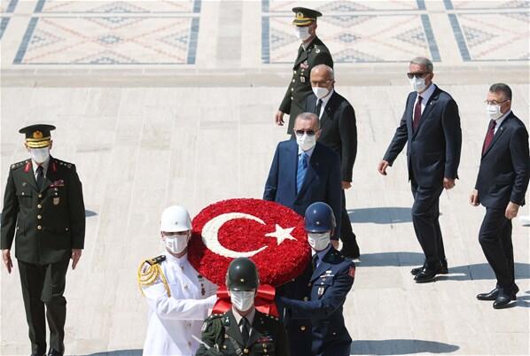Cumhurbaşkanı Erdoğan ve YAŞ üyeleri Anıtkabirde