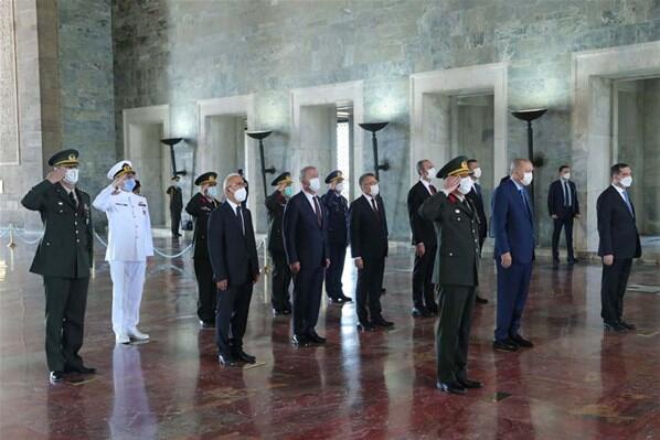 Cumhurbaşkanı Erdoğan ve YAŞ üyeleri Anıtkabirde