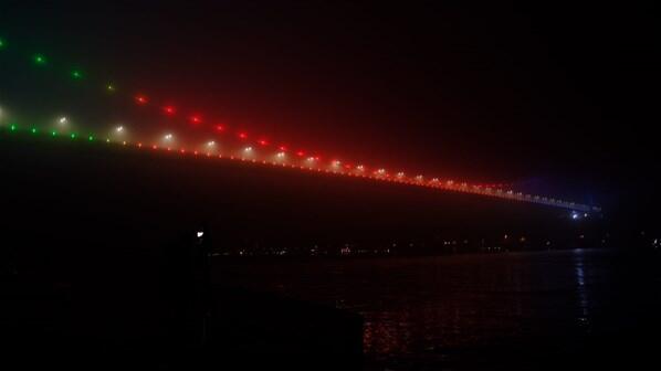 Fatih Sultan Mehmet Köprüsü Azerbaycan bayrağı renklerinde ışıklandırıldı