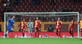 Galatasaray Tuzlaspor'dan 6 yedi Burak Elmas ve Torrent istifaya davet edildi!  Maçta skandal olay! Duşa giden oyuncuyu...