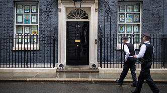 İngiltere'de bakanlardan Başbakanlık Ofisi'ne çıkarma: Johnson'a istifa baskısı