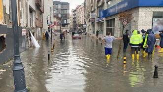 İstanbul’u şiddetli yağmur vurdu! Yollar göle döndü, uyarılar art arda geldi