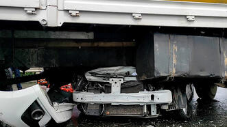 Sakarya'da otomobil, kamyonun altına girdi: 1 ölü, 4 yaralı