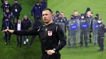 Çevik kuvvet araya girmese... Süper Lig başkanı saha ortasında hakeme saldırdı! 