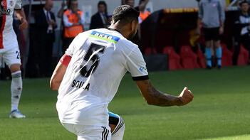 Beşiktaşlı Josef de Souza'ya 2 maç men cezası!