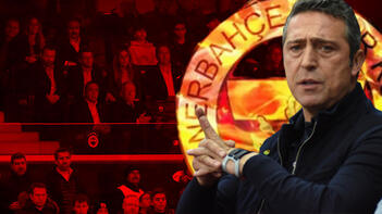 Meğer Fenerbahçe'nin yeni teknik direktörü dün akşam tribündeymiş! İşte Ali Koç'la olan o görüntüsü