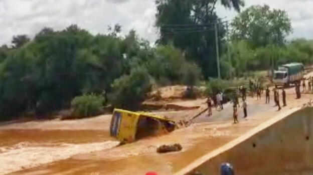 Kenya&#39;da taşan nehri geçmek isteyen otobüs devrildi: 20 ölü - Dünyadan  Haberler