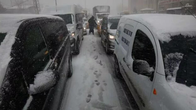 Kar yağışı etkili oluyor! Trafik kilitlendi, Trakya'dan girişler durduruldu!