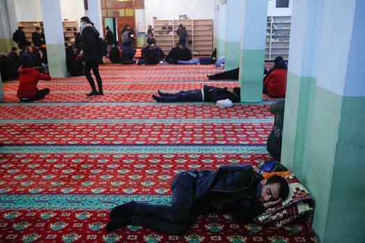 Arnavutköy'deki otel fırsatçılığı iddiası... Geceyi camilerde geçirdiler