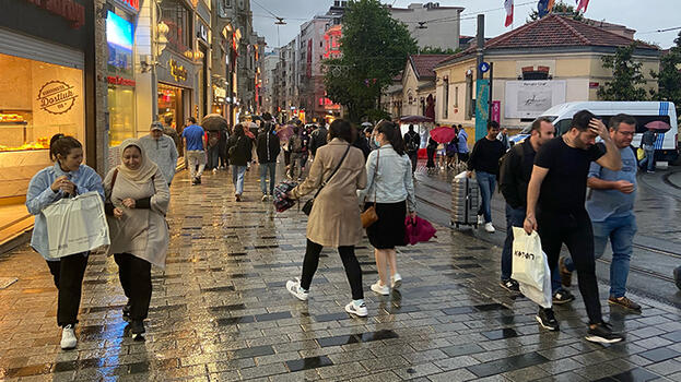 İstanbul'da sağanak yağış bir anda etkisini gösterdi, vatandaşlar zor anlar yaşadı!