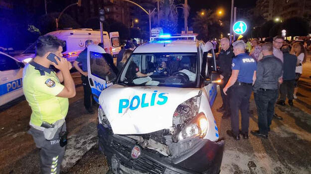 Adana'da polis aracıyla otomobil çarpıştı: 1'i polis 4 yaralı