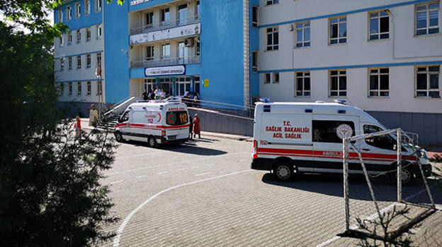 Okulda rahatsızlanan 12 öğrenci hastaneye kaldırıldı