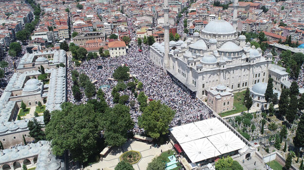 İsmailağa Cemaati lideri Mahmut Ustaosmanoğlu'nun cenazesinde büyük yoğunluk! Havadan görüntülendi