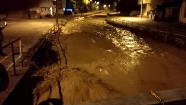 Zonguldak'ta taşan dereler sebebiyle yollar nehre dönüştü