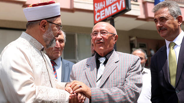 Diyanet İşleri Başkanı Erbaş'tan cemevine 'geçmiş olsun' ziyareti