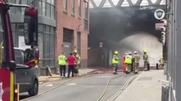 Londra'da metro istasyonunda yangın! Tren seferleri durduruldu, binalar boşaltıldı