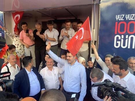 Bakan Kurum, Zeytinburnu’nda esnafı ziyareti etti, vatandaşlara aşure dağıttı