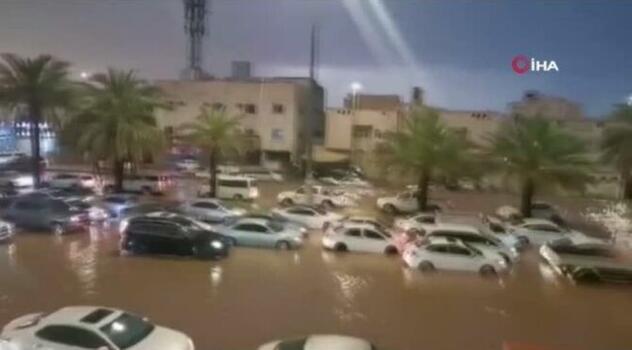 Mekke ve Medine'de şiddetli yağış! Yollar göle döndü