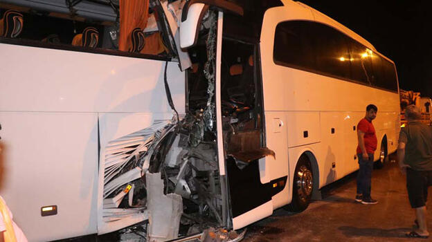 Antalya’da tur otobüsü yolcu otobüsüne çarptı! Çok sayıda yaralı var...
