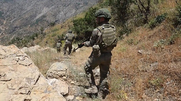 MSB: 2 PKK'lı terörist, saklandıkları mağaradan çıkarak teslim oldu