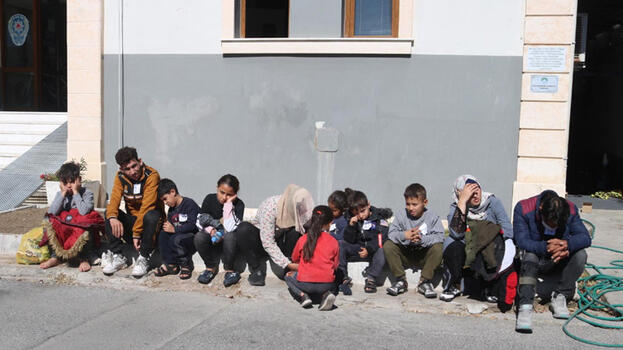 Foça açıklarında, Yunanistan'ın geri ittiği 25 kaçak göçmen kurtarıldı