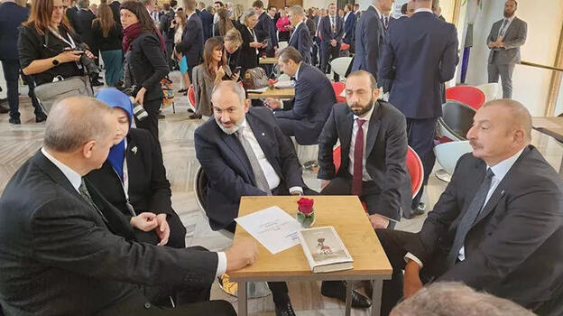 Cumhurbaşkanı Erdoğan, Aliyev ve Paşinyan ile Prag'da bir araya geldi