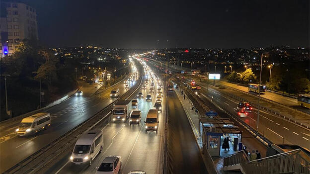 İstanbul’da okullar açıldı, trafik yoğunluğu başladı