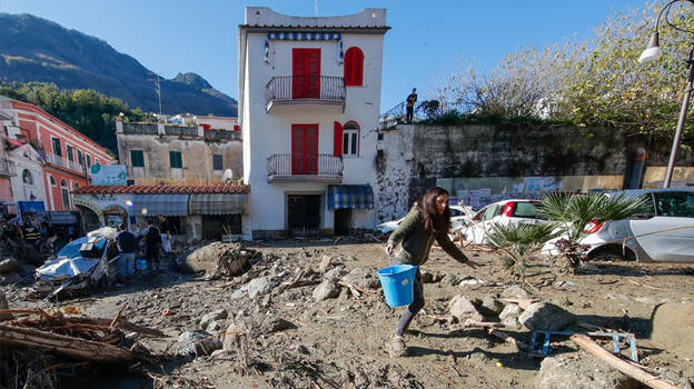 İtalya'da Ischia Adası'nda kurtarma çalışmaları sürüyor