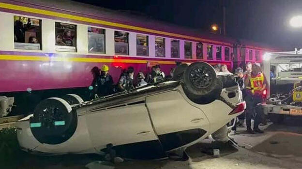 Tayland'da bariyerleri aşmaya çalışan araca tren çarptı: 3 ölü, 1 yaralı