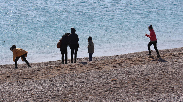 Antalya'da turistler denize girmeye devam ediyor