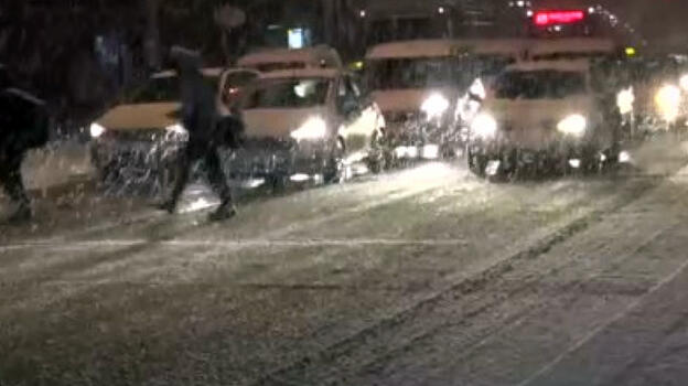 Ankara’da kar yağışı etkili oldu, cadde ve sokaklar beyaza büründü