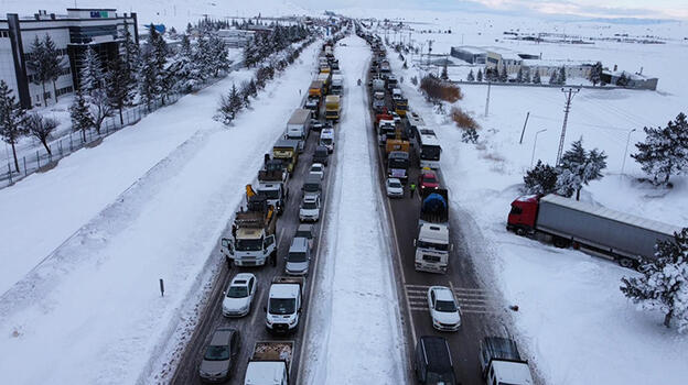 Deprem bölgesine giden araçlar kar nedeniyle 10 kilometrelik kuyruk oluşturdu