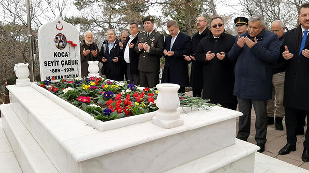 Çanakkale Savaşları kahramanı Seyit Onbaşı, mezarı başında anıldı