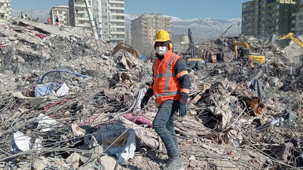 Deprem bölgesinde yıkılan binalarla ilgili 298 tutuklama
