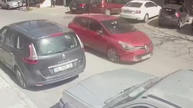 Maltepe'de otomobil kaldırımda bulunan 4 kişiye çarptı