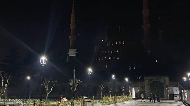 Dünya Saati'nde ışıklar Türkiye için kapandı! Depremde yaşamını yitirenler anıldı