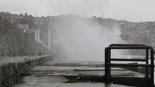 Zonguldak’ta kuvvetli rüzgar; 7 metreyi aşan dalgalar oluştu
