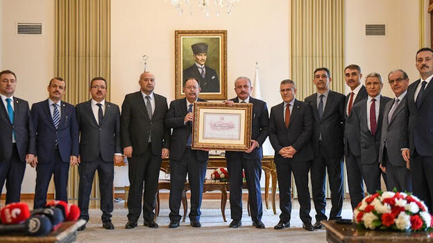 YSK Başkanı Yener, Cumhurbaşkanı mazbatasını TBMM Başkanı Şentop'a teslim etti