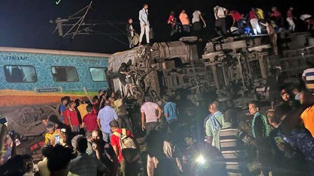 Hindistan’da katliam gibi kaza! İki tren çarpıştı: 120 ölü, 850'den fazla yaralı var