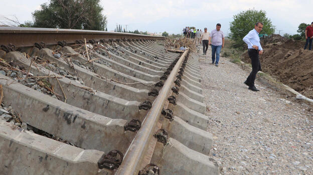 Selde tren hattı hasar gördü, olası faciayı vatandaşlar önledi