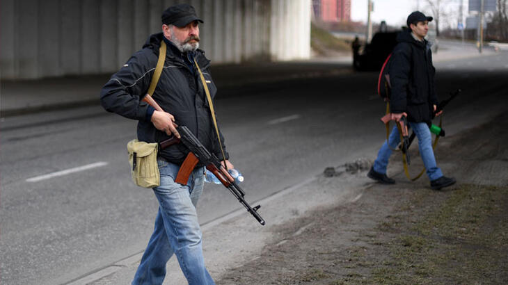 Ukrayna&#39;da sokakta sivillere silah dağıtıldı - Dünyadan Haberler