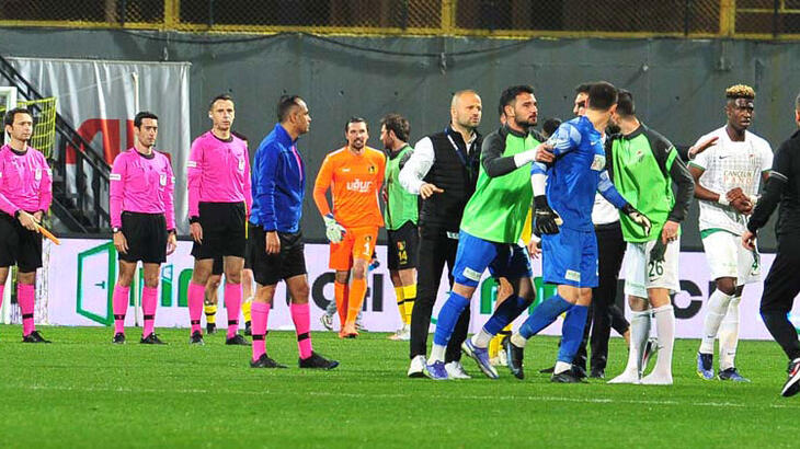 Spor Toto 1. Lig'de olaylı maç! İstanbulspor-Bursaspor karışlaşmasında saha karıştı çılgına döndüler...