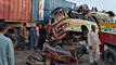 Pakistan'da kamyon yolcu otobüsünün üzerine devrildi: 13 ölü, 5 yaralı