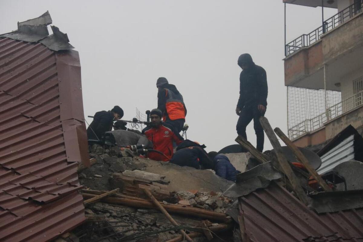 Depremde yıkılan binalarla ilgili soruşturma 317 tutuklama